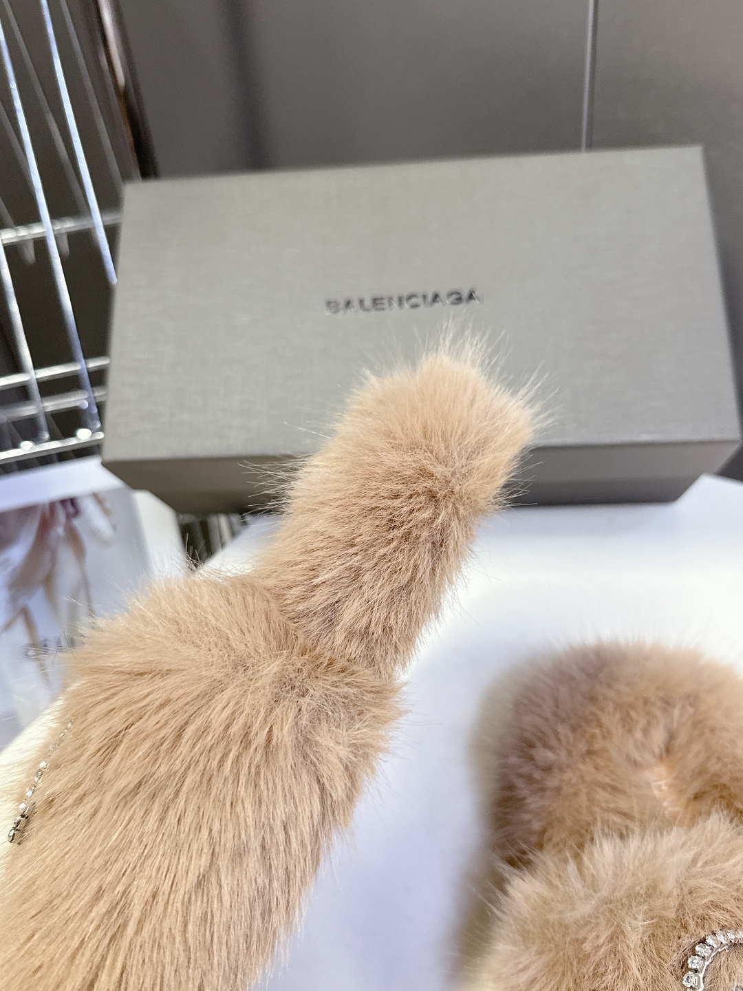BALENCIAGA巴黎世家秋冬最新款蝴蝶结毛毛拖时装博主与欧美明星大爱款 冬季必备款 时尚却不过分张扬