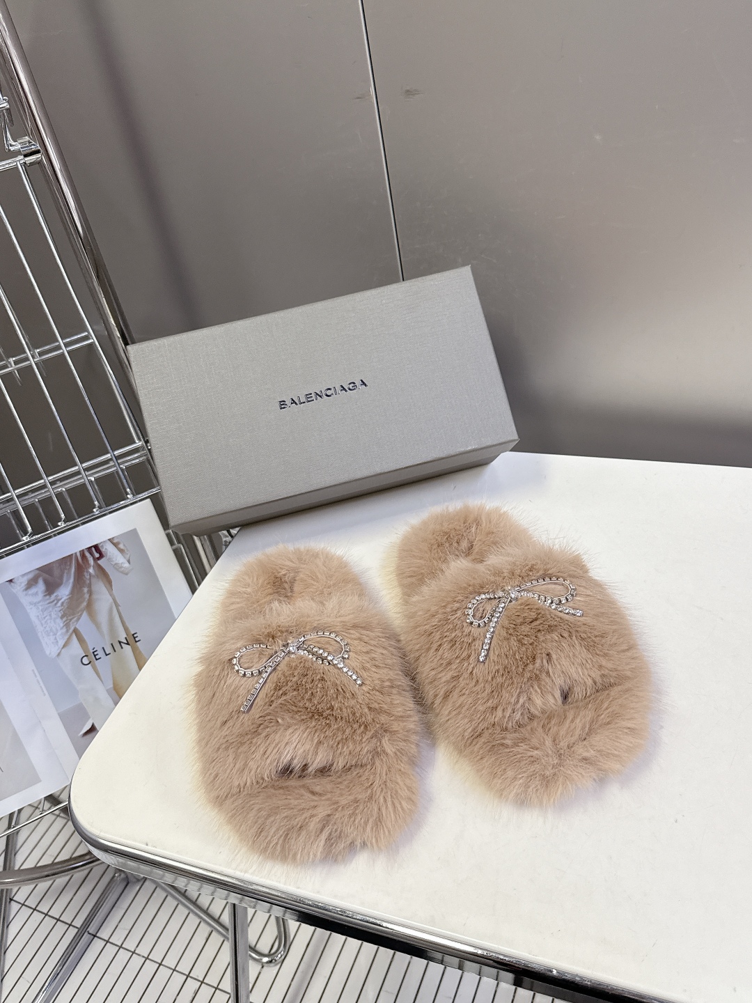BALENCIAGA巴黎世家秋冬最新款蝴蝶结毛毛拖时装博主与欧美明星大爱款 冬季必备款 时尚却不过分张扬