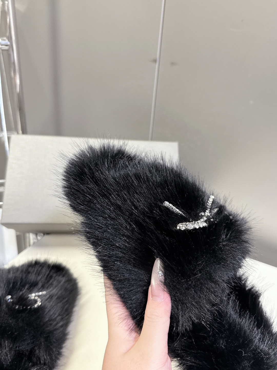 BALENCIAGA巴黎世家秋冬最新款蝴蝶结毛毛拖时装博主与欧美明星大爱款 冬季必备款 时尚却不过分张扬
