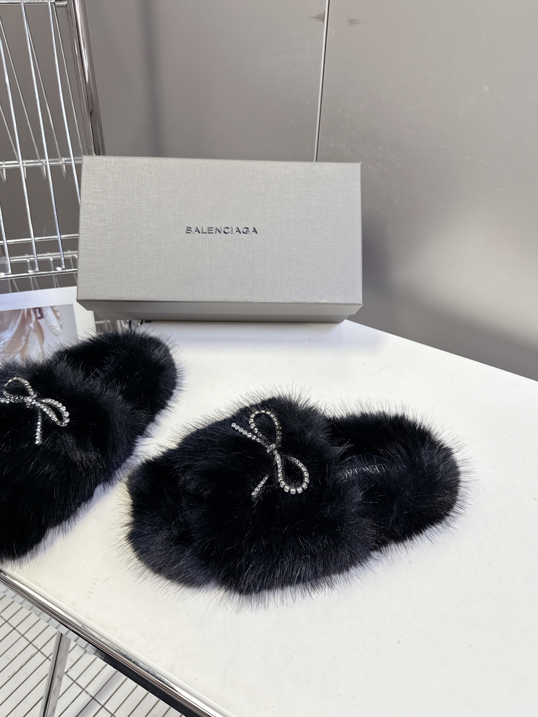 BALENCIAGA巴黎世家秋冬最新款蝴蝶结毛毛拖时装博主与欧美明星大爱款 冬季必备款 时尚却不过分张扬