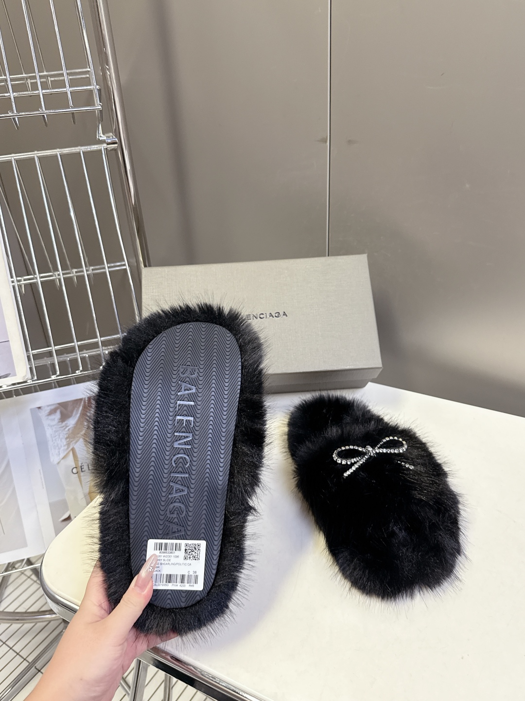 BALENCIAGA巴黎世家秋冬最新款蝴蝶结毛毛拖时装博主与欧美明星大爱款 冬季必备款 时尚却不过分张扬