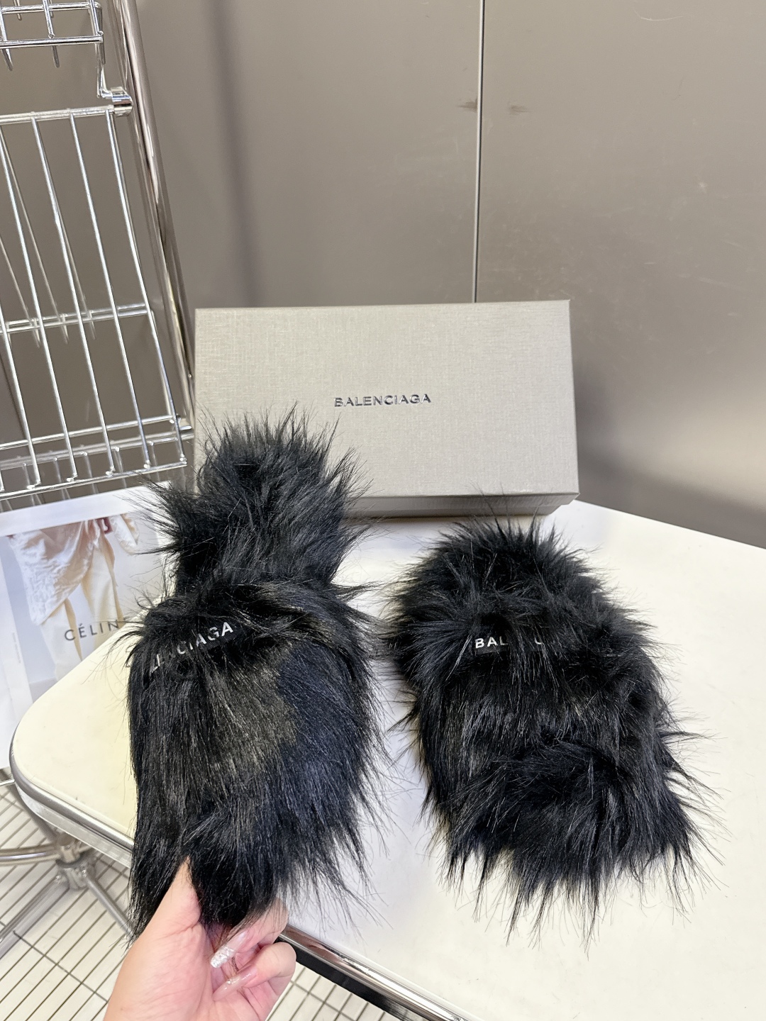 BALENCIAGA巴黎世家秋冬最新款毛毛拖时装博主与欧美明星大爱款 冬季必备款 时尚却不过分张扬鞋面内