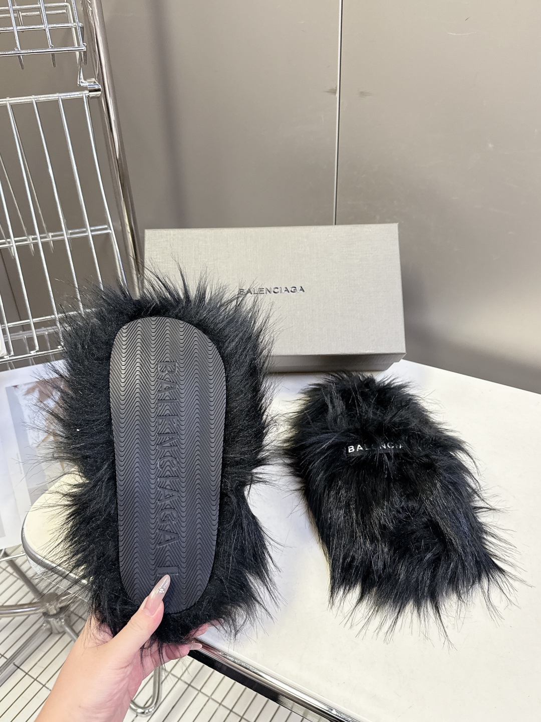 BALENCIAGA巴黎世家秋冬最新款毛毛拖时装博主与欧美明星大爱款 冬季必备款 时尚却不过分张扬鞋面内
