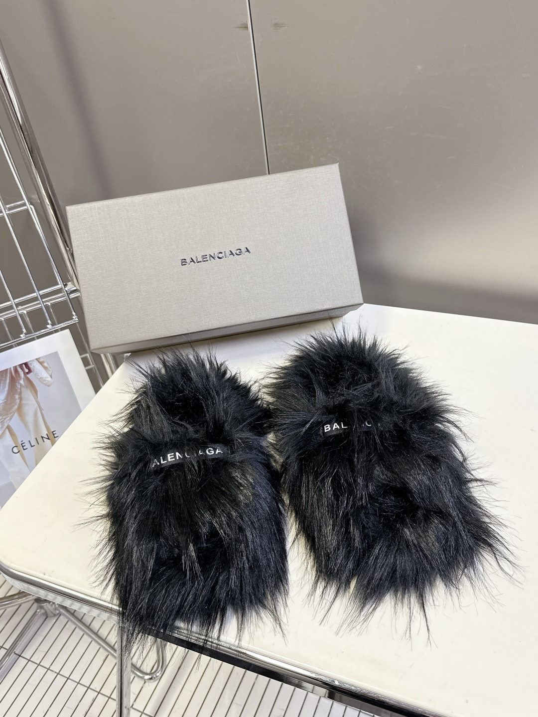 BALENCIAGA巴黎世家秋冬最新款毛毛拖时装博主与欧美明星大爱款 冬季必备款 时尚却不过分张扬鞋面内