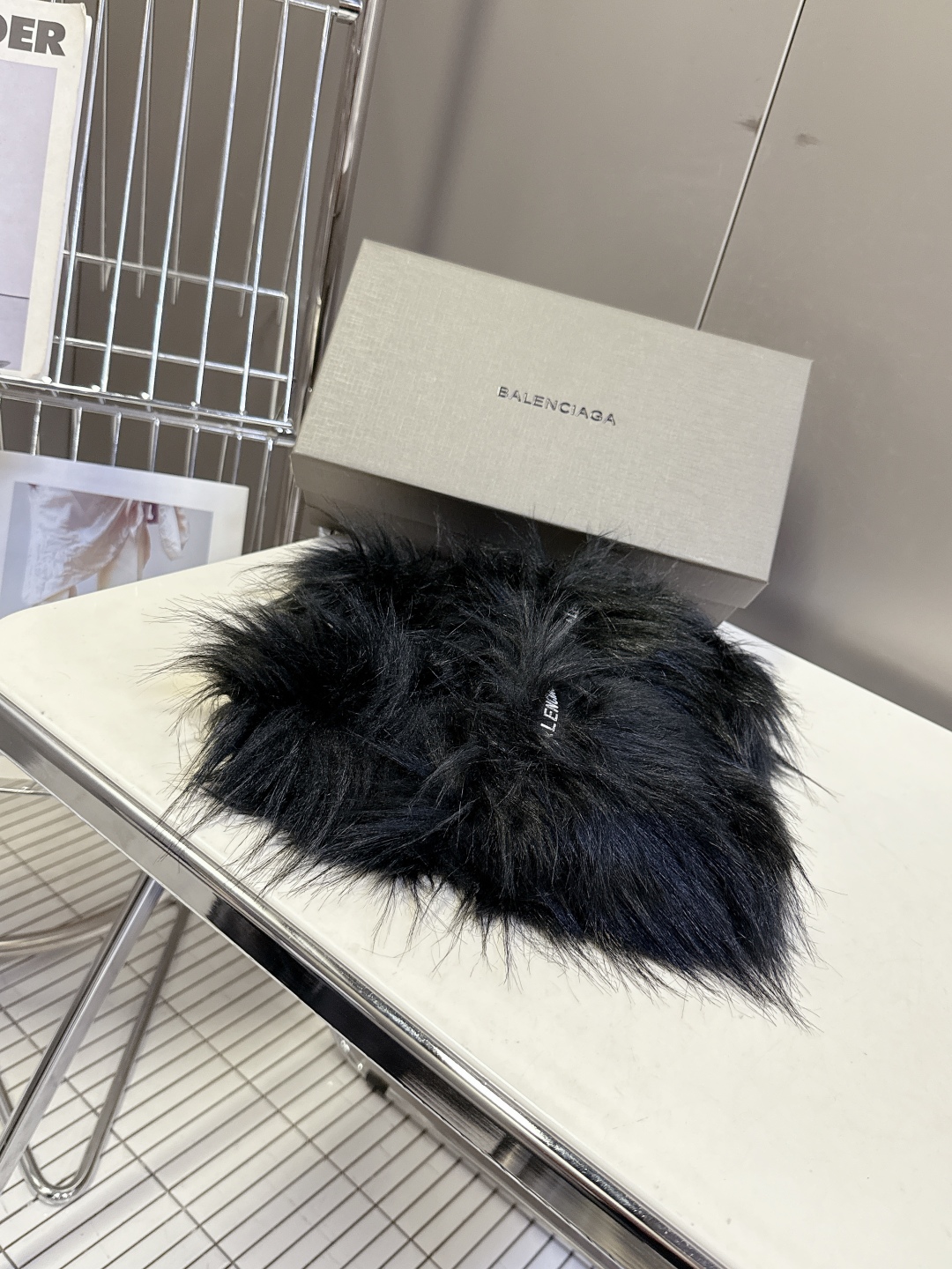 BALENCIAGA巴黎世家秋冬最新款毛毛拖时装博主与欧美明星大爱款 冬季必备款 时尚却不过分张扬鞋面内