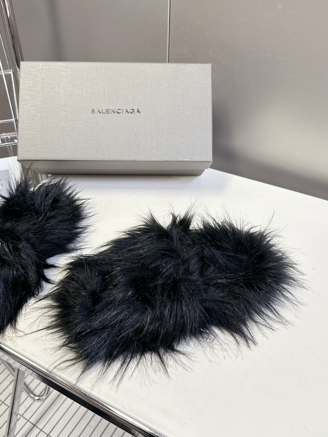 BALENCIAGA巴黎世家秋冬最新款毛毛拖时装博主与欧美明星大爱款 冬季必备款 时尚却不过分张扬鞋面内
