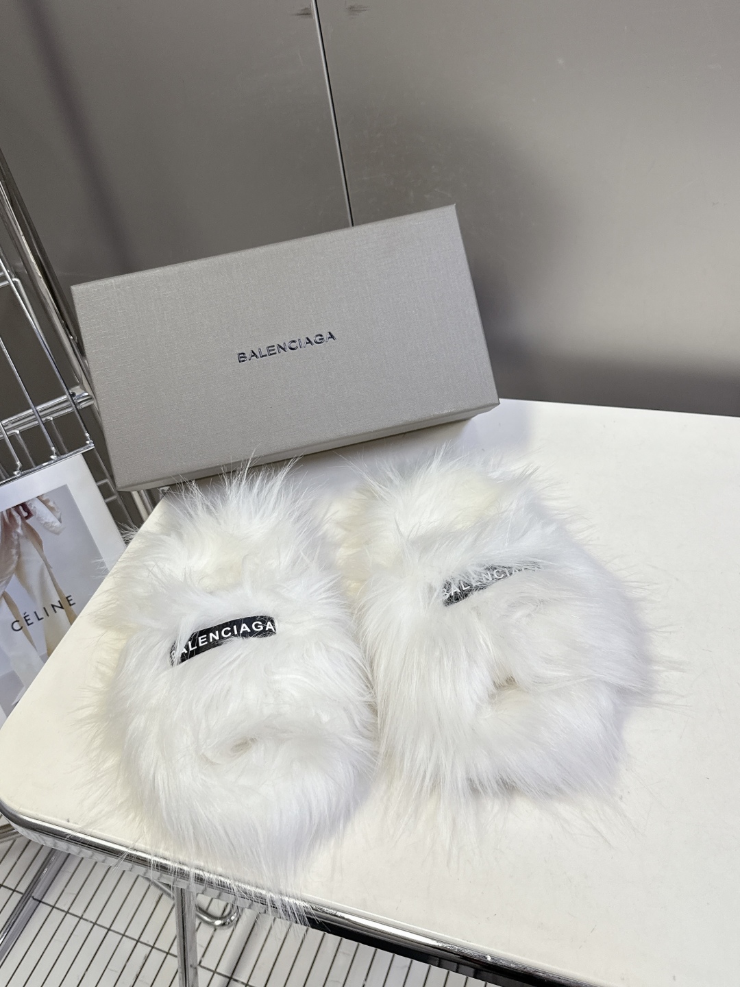 BALENCIAGA巴黎世家秋冬最新款毛毛拖时装博主与欧美明星大爱款 冬季必备款 时尚却不过分张扬鞋面内