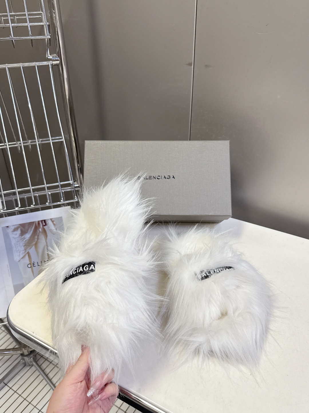 BALENCIAGA巴黎世家秋冬最新款毛毛拖时装博主与欧美明星大爱款 冬季必备款 时尚却不过分张扬鞋面内