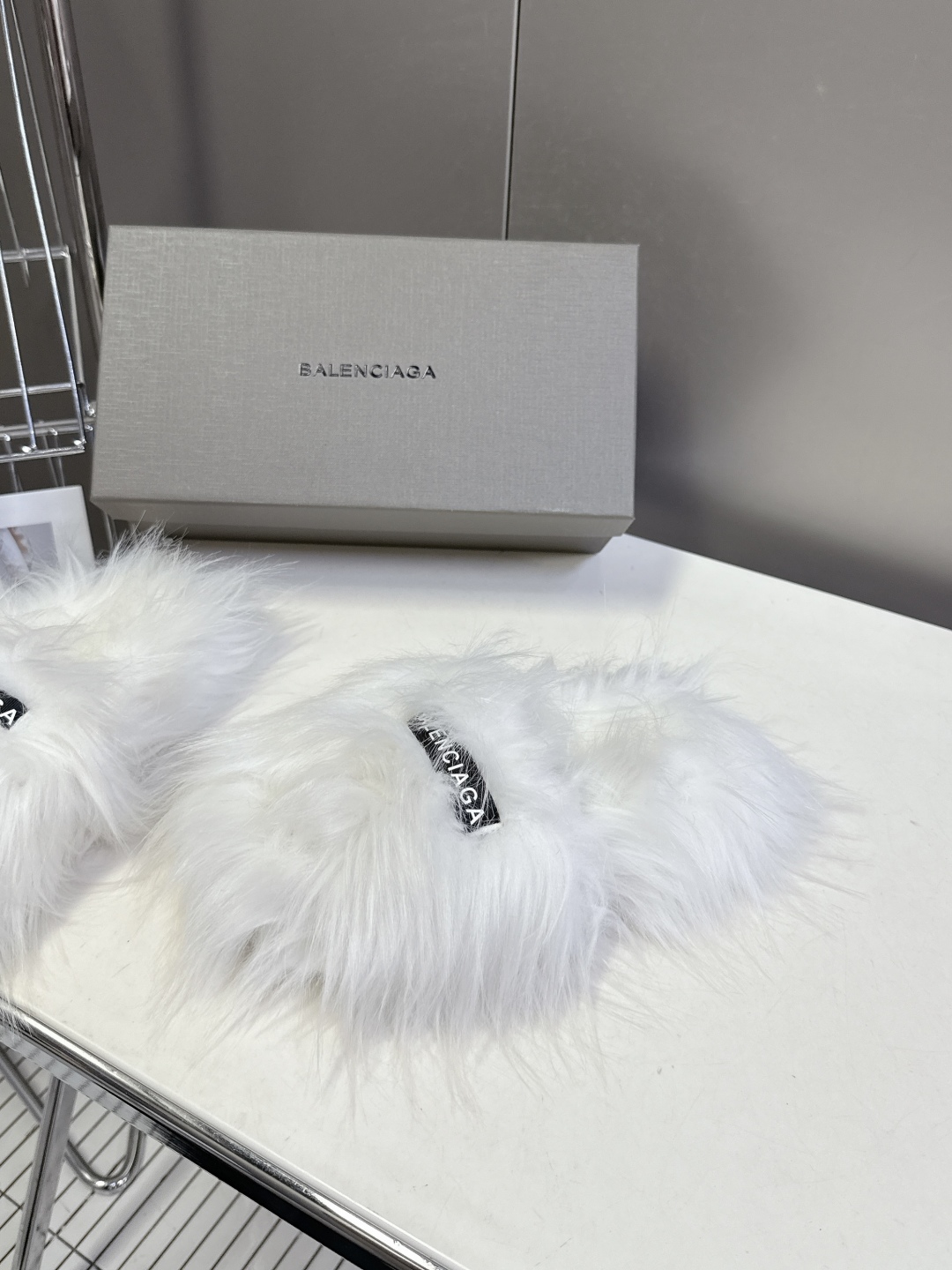 BALENCIAGA巴黎世家秋冬最新款毛毛拖时装博主与欧美明星大爱款 冬季必备款 时尚却不过分张扬鞋面内