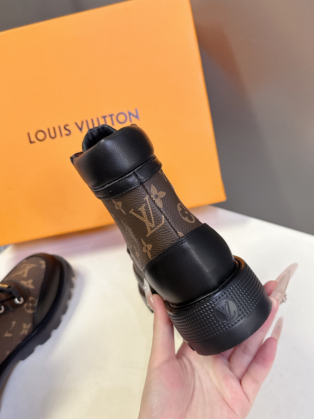 路易威登LOUIS VUITTON秋冬最新款马丁靴 超多明星时尚博主种草 原版一比一复刻打造 版型超级正
