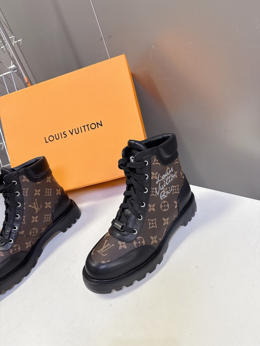 路易威登LOUIS VUITTON秋冬最新款马丁靴 超多明星时尚博主种草 原版一比一复刻打造 版型超级正