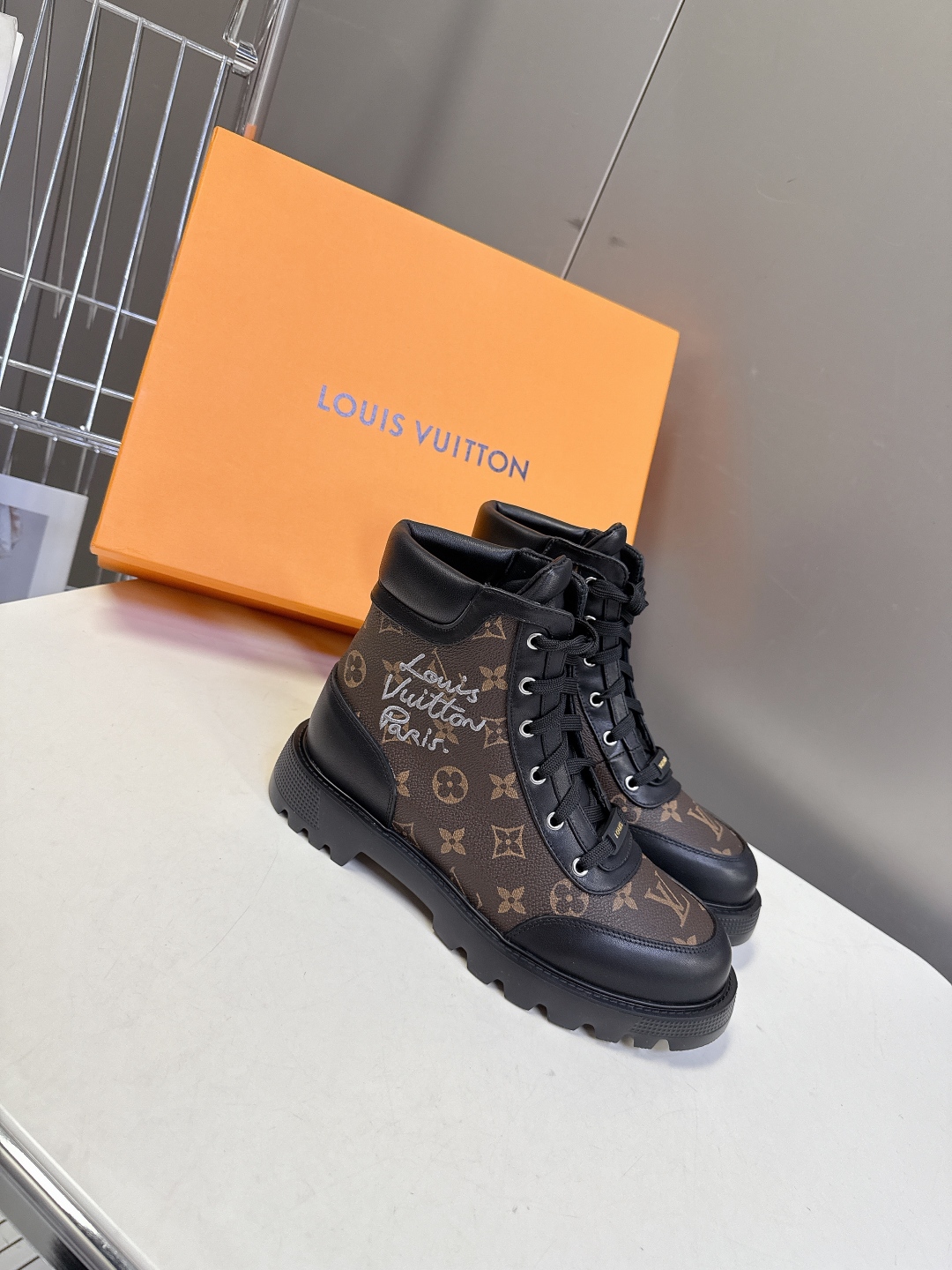 路易威登LOUIS VUITTON秋冬最新款马丁靴 超多明星时尚博主种草 原版一比一复刻打造 版型超级正