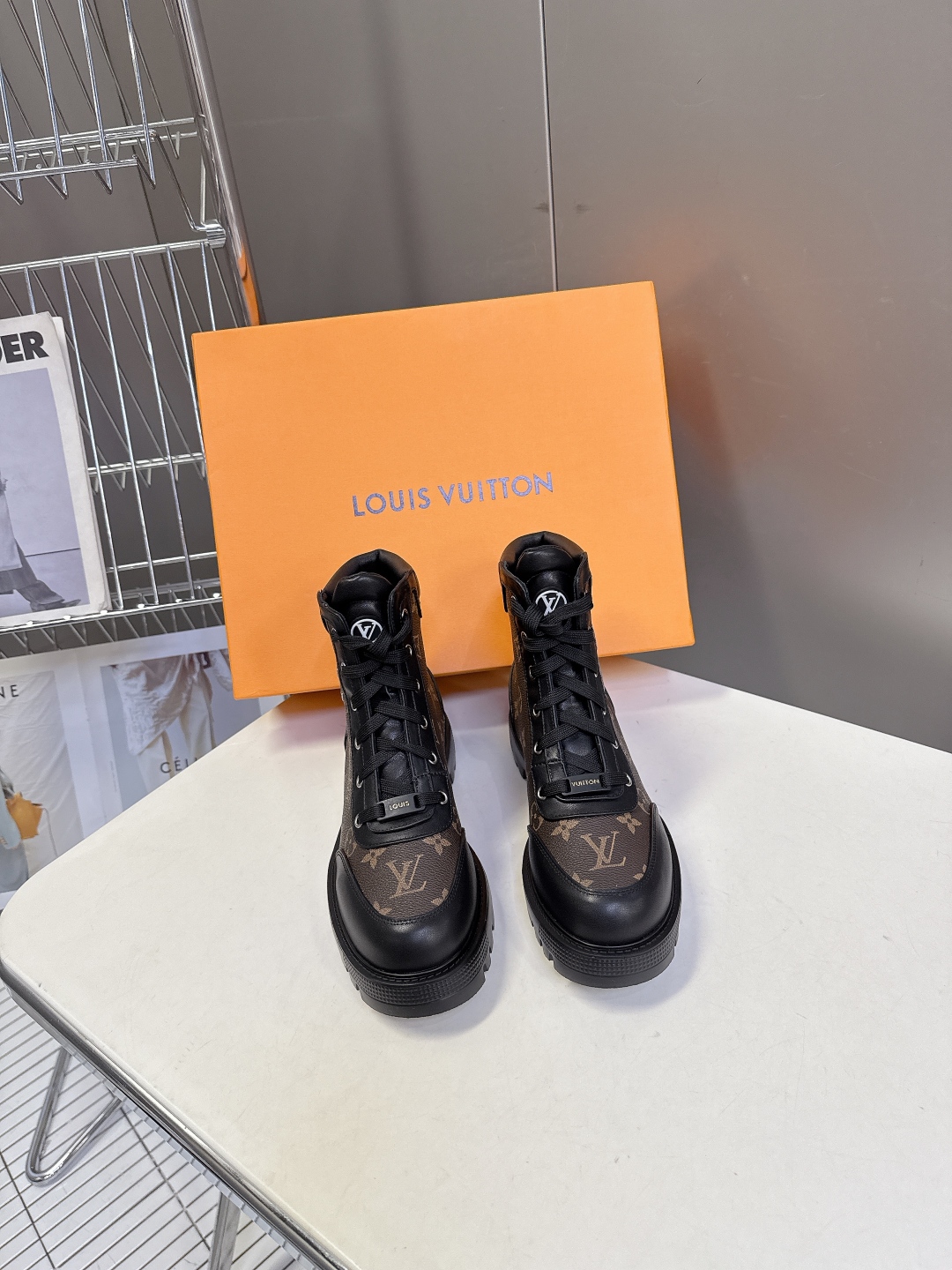 路易威登LOUIS VUITTON秋冬最新款马丁靴 超多明星时尚博主种草 原版一比一复刻打造 版型超级正