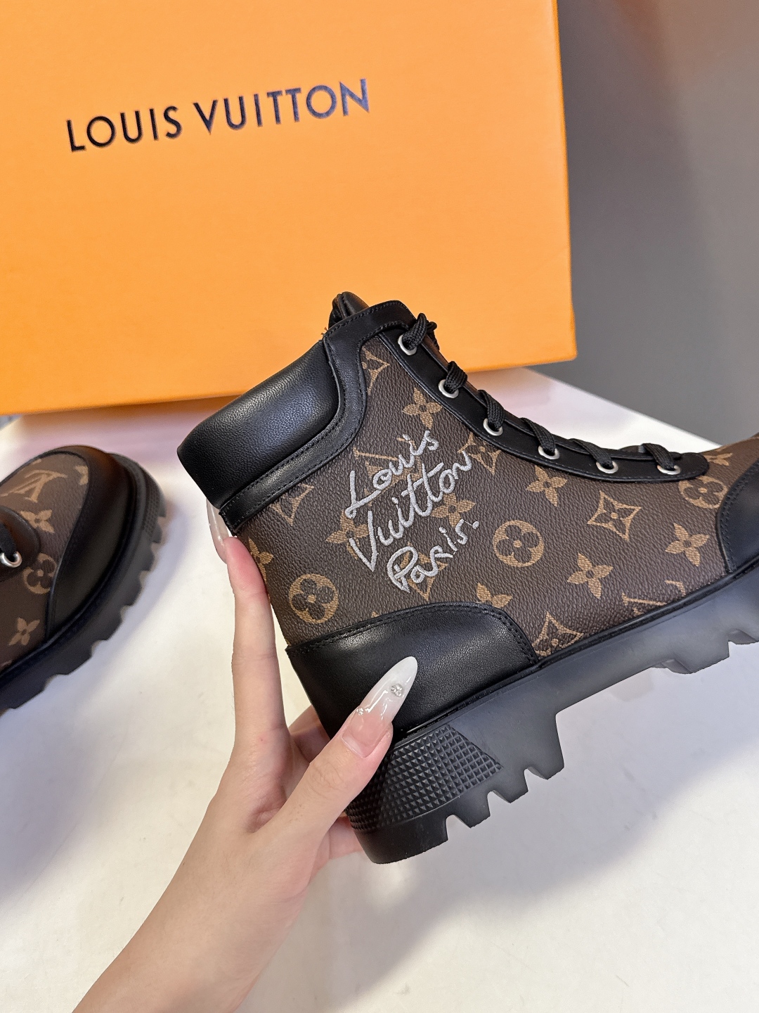 路易威登LOUIS VUITTON秋冬最新款马丁靴 超多明星时尚博主种草 原版一比一复刻打造 版型超级正