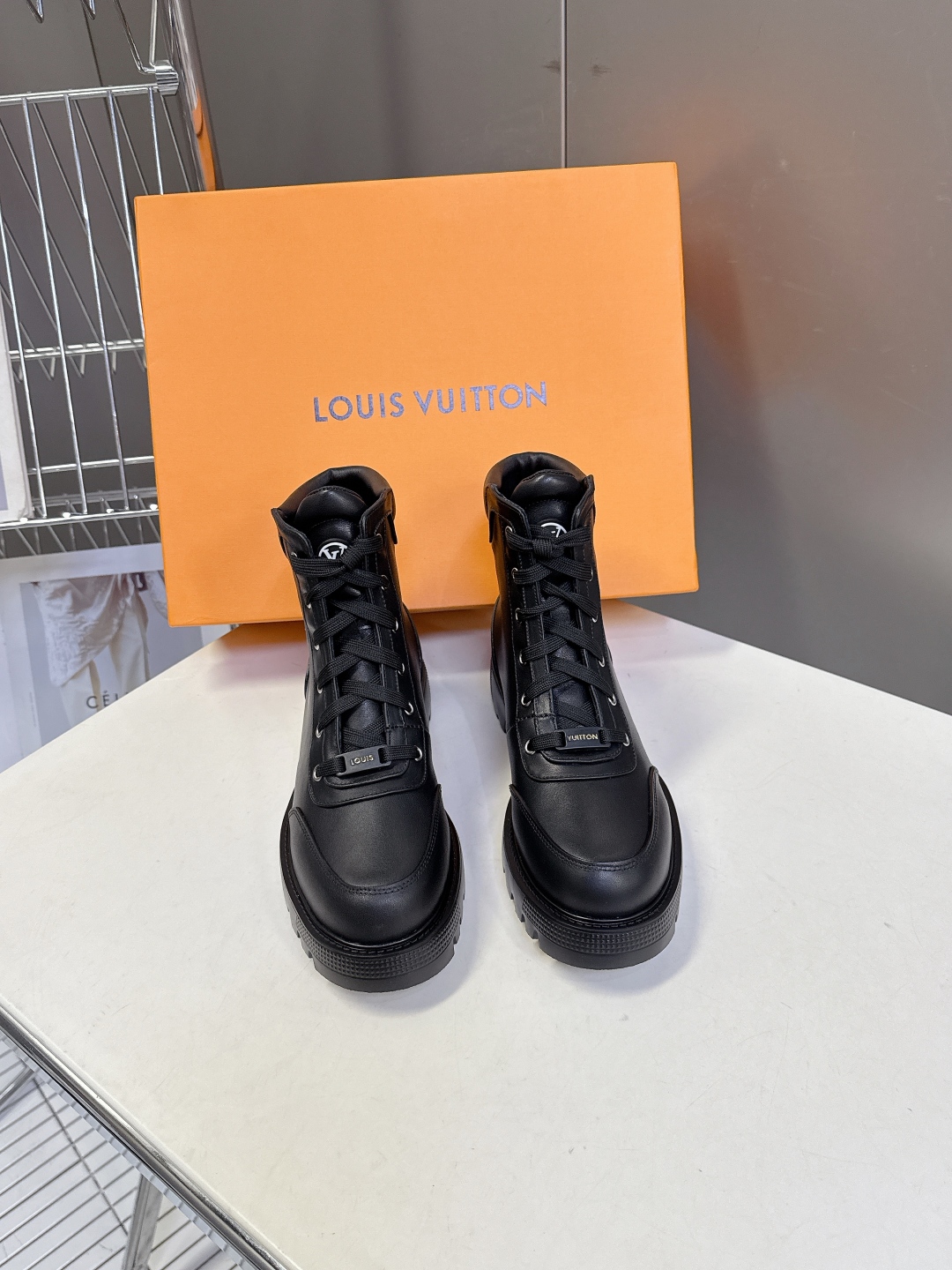 路易威登LOUIS VUITTON秋冬最新款马丁靴 超多明星时尚博主种草 原版一比一复刻打造 版型超级正