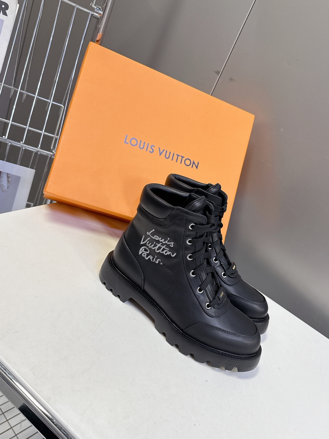 路易威登LOUIS VUITTON秋冬最新款马丁靴 超多明星时尚博主种草 原版一比一复刻打造 版型超级正