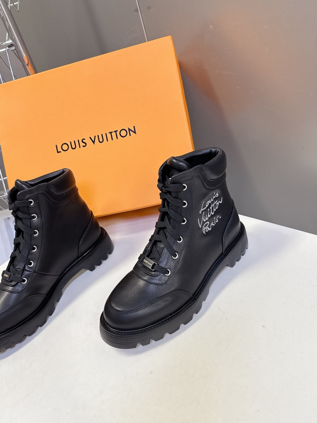 路易威登LOUIS VUITTON秋冬最新款马丁靴 超多明星时尚博主种草 原版一比一复刻打造 版型超级正