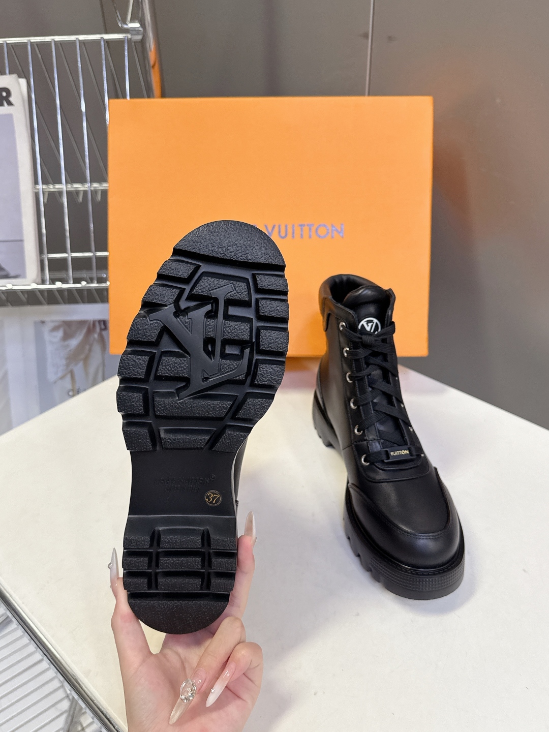 路易威登LOUIS VUITTON秋冬最新款马丁靴 超多明星时尚博主种草 原版一比一复刻打造 版型超级正