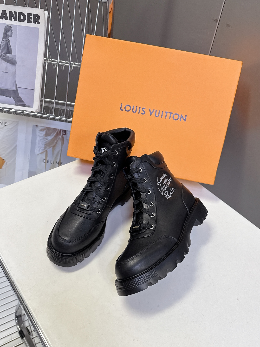 路易威登LOUIS VUITTON秋冬最新款马丁靴 超多明星时尚博主种草 原版一比一复刻打造 版型超级正
