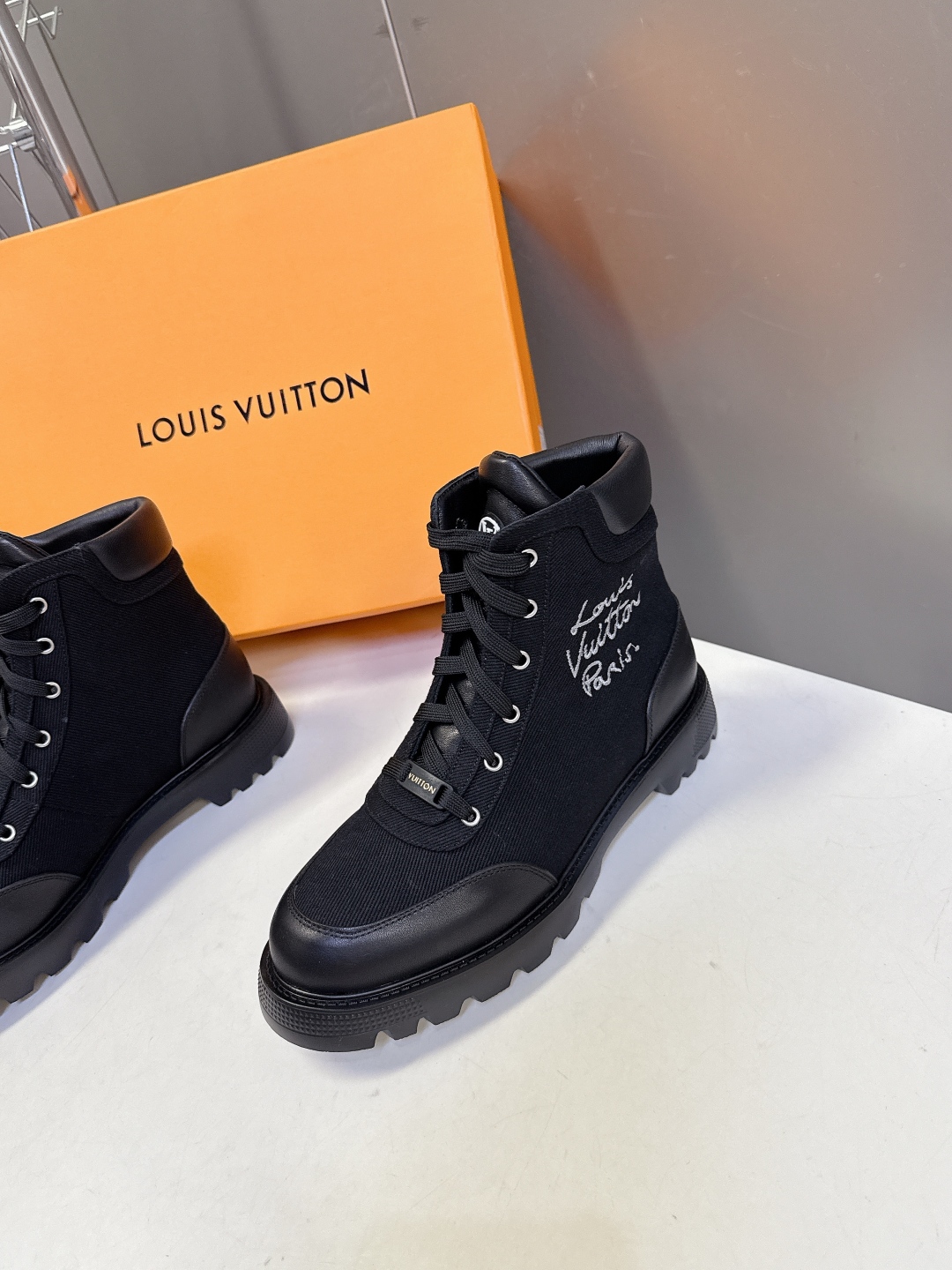 路易威登LOUIS VUITTON秋冬最新款马丁靴 超多明星时尚博主种草 原版一比一复刻打造 版型超级正