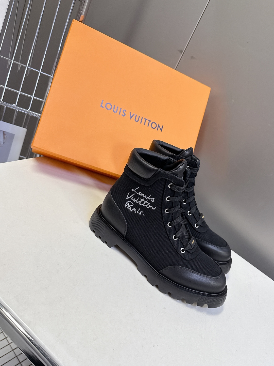 路易威登LOUIS VUITTON秋冬最新款马丁靴 超多明星时尚博主种草 原版一比一复刻打造 版型超级正