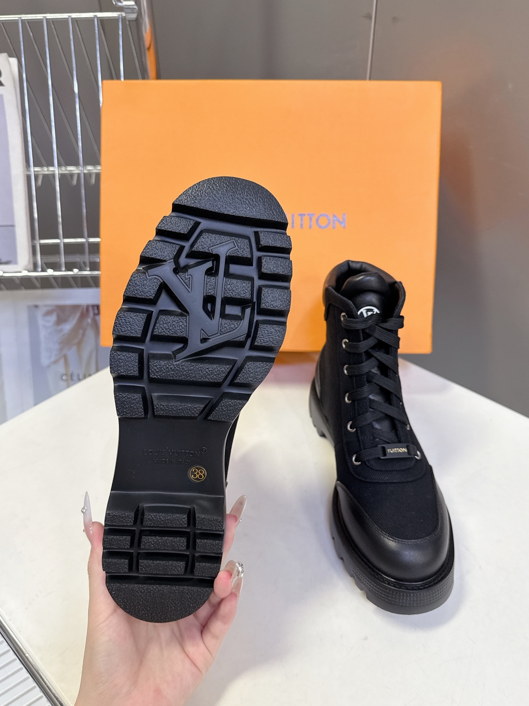 路易威登LOUIS VUITTON秋冬最新款马丁靴 超多明星时尚博主种草 原版一比一复刻打造 版型超级正