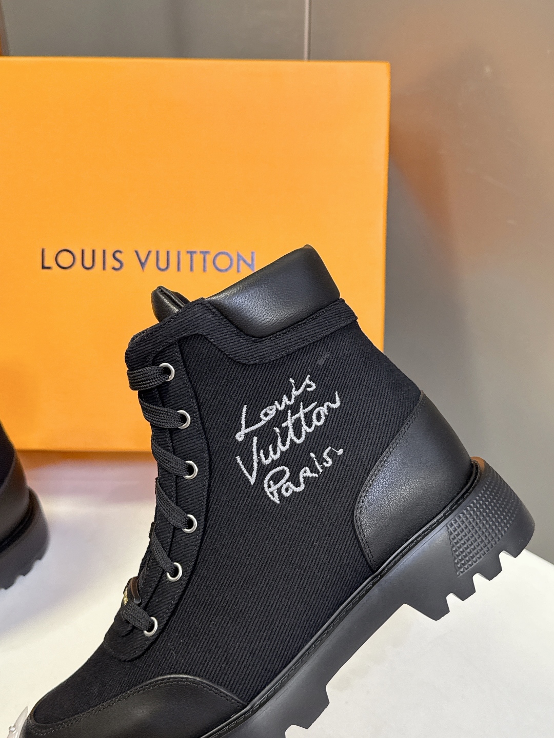 路易威登LOUIS VUITTON秋冬最新款马丁靴 超多明星时尚博主种草 原版一比一复刻打造 版型超级正