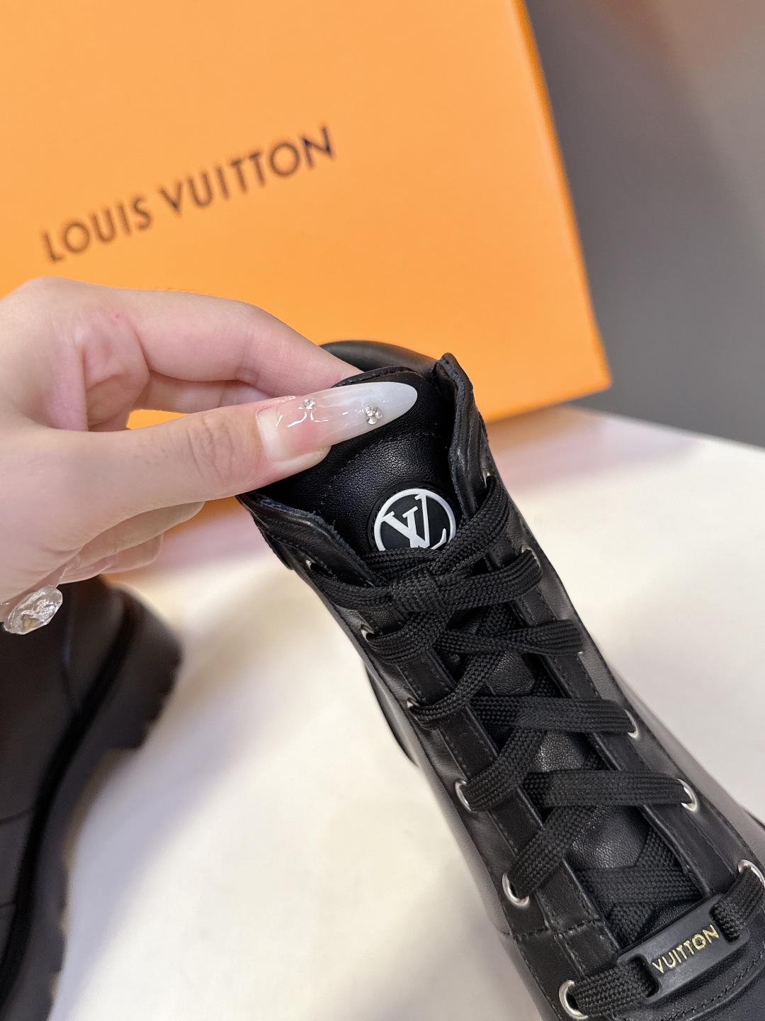 路易威登LOUIS VUITTON秋冬最新款马丁靴 超多明星时尚博主种草 原版一比一复刻打造 版型超级正