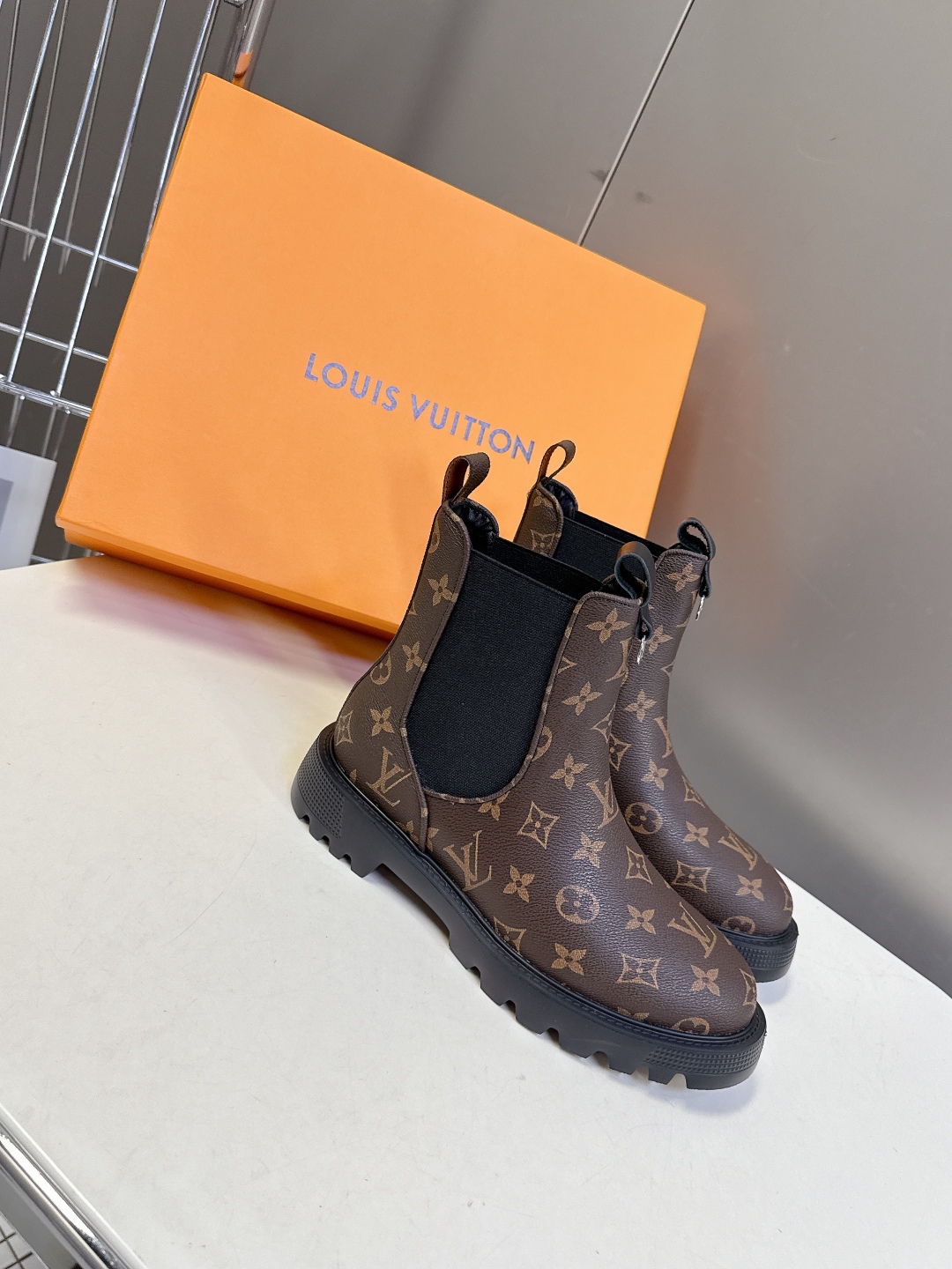 路易威登LOUIS VUITTON秋冬最新款马丁靴 超多明星时尚博主种草 原版一比一复刻打造 版型超级正