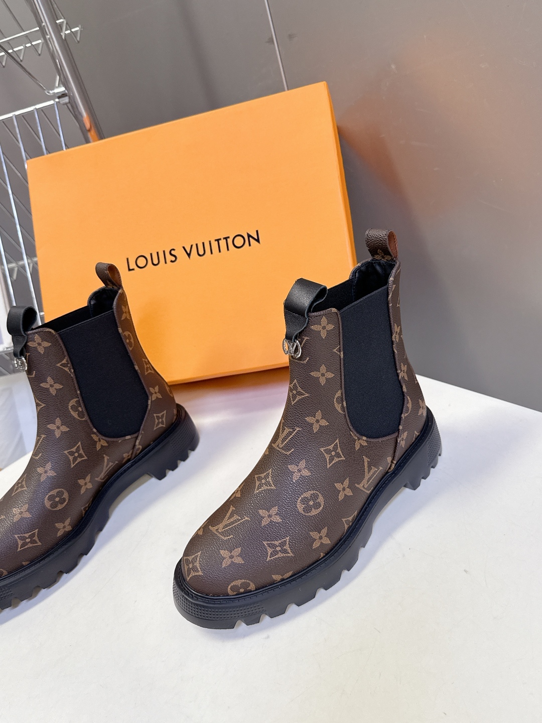 路易威登LOUIS VUITTON秋冬最新款马丁靴 超多明星时尚博主种草 原版一比一复刻打造 版型超级正