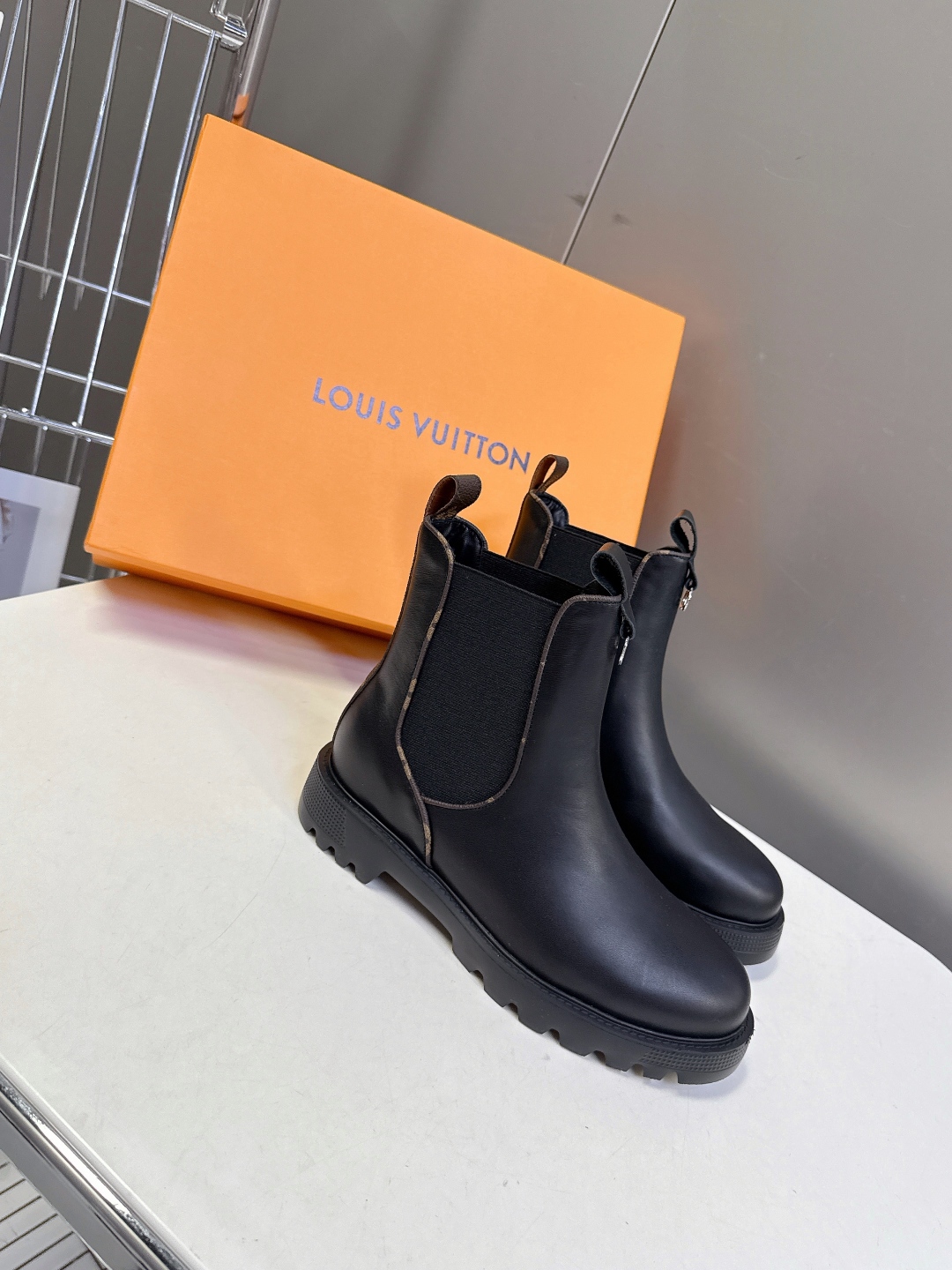 路易威登LOUIS VUITTON秋冬最新款马丁靴 超多明星时尚博主种草 原版一比一复刻打造 版型超级正