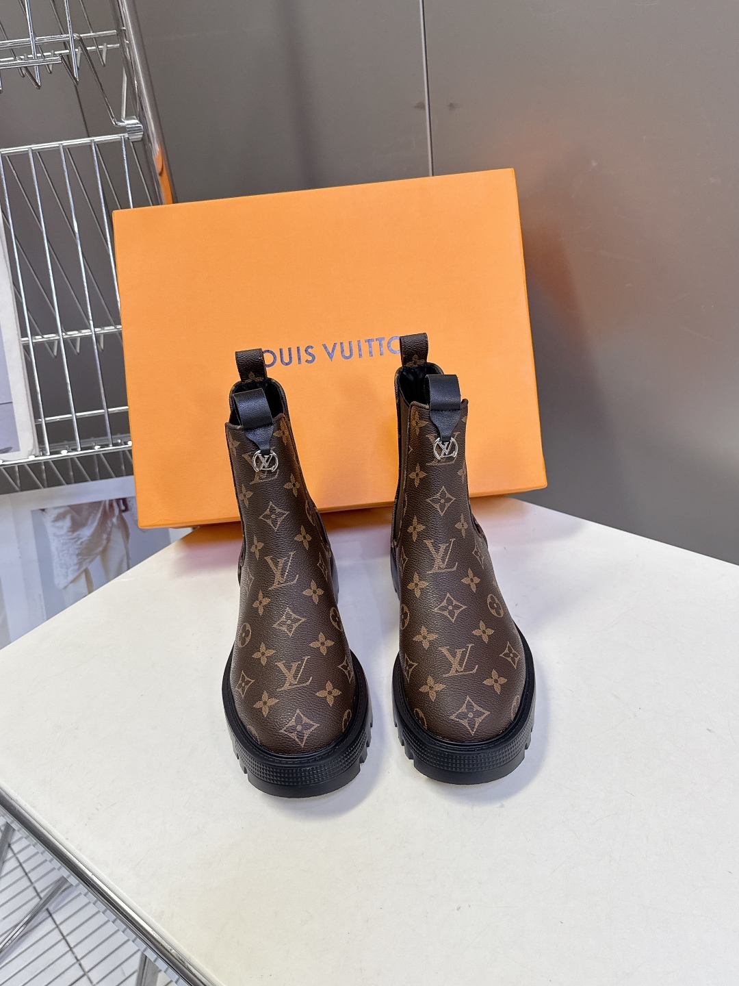 路易威登LOUIS VUITTON秋冬最新款马丁靴 超多明星时尚博主种草 原版一比一复刻打造 版型超级正