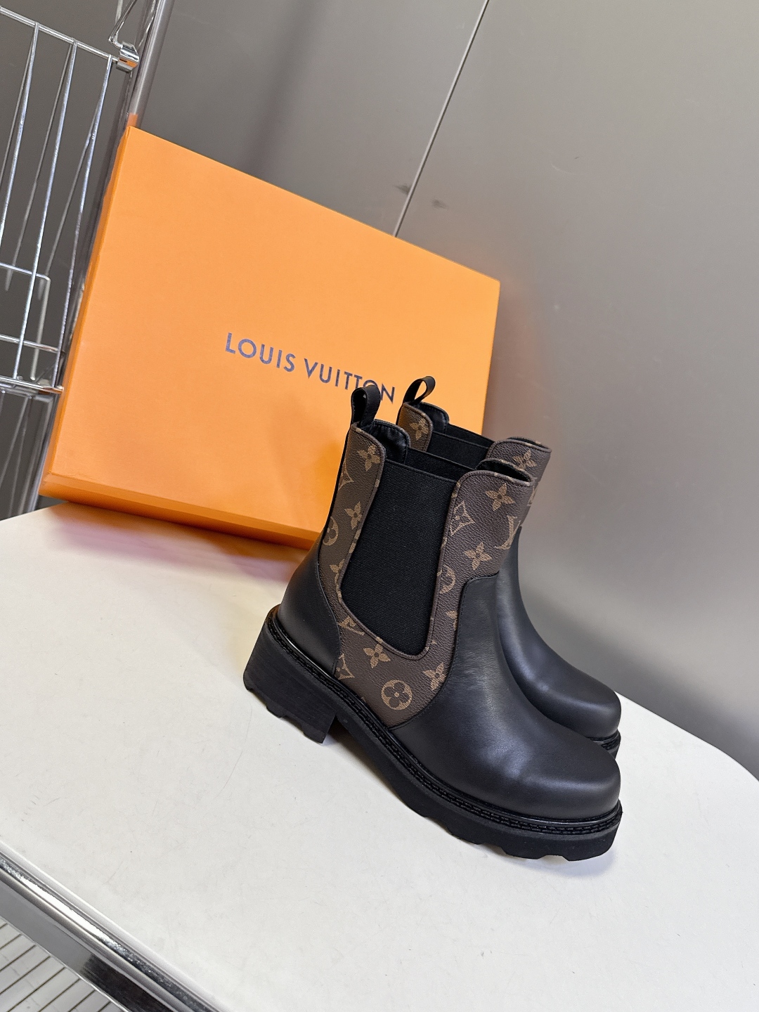 路易威登LOUIS VUITTON秋冬最新款马丁靴 超多明星时尚博主种草 原版一比一复刻打造 版型超级正