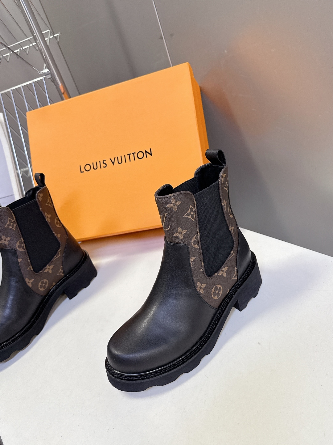路易威登LOUIS VUITTON秋冬最新款马丁靴 超多明星时尚博主种草 原版一比一复刻打造 版型超级正