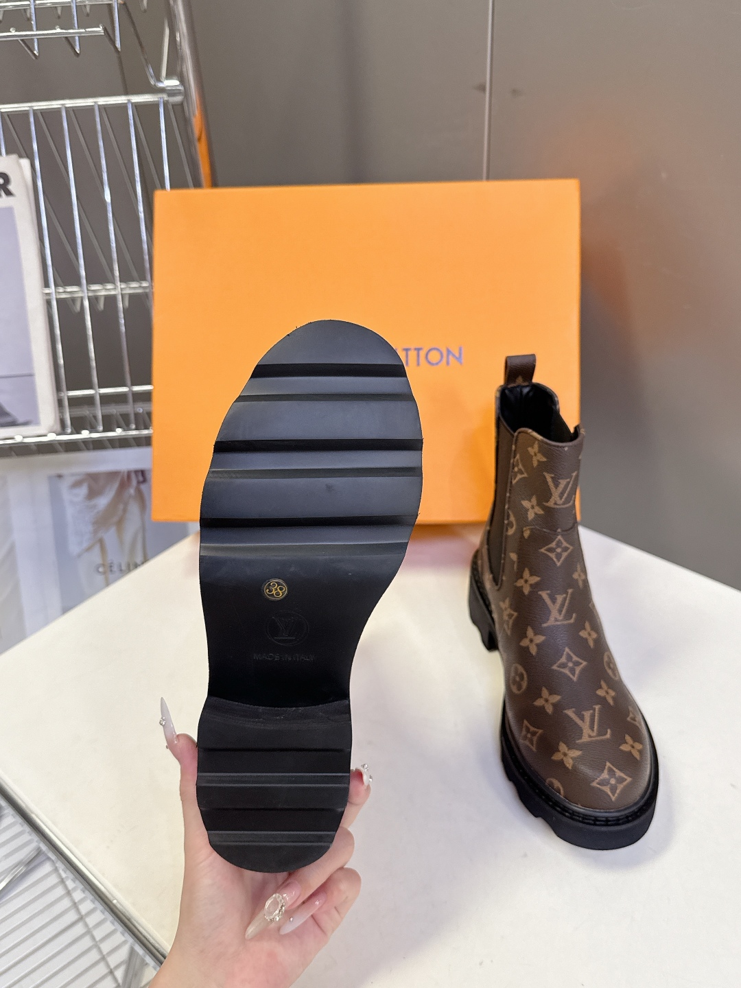 路易威登LOUIS VUITTON秋冬最新款马丁靴 超多明星时尚博主种草 原版一比一复刻打造 版型超级正