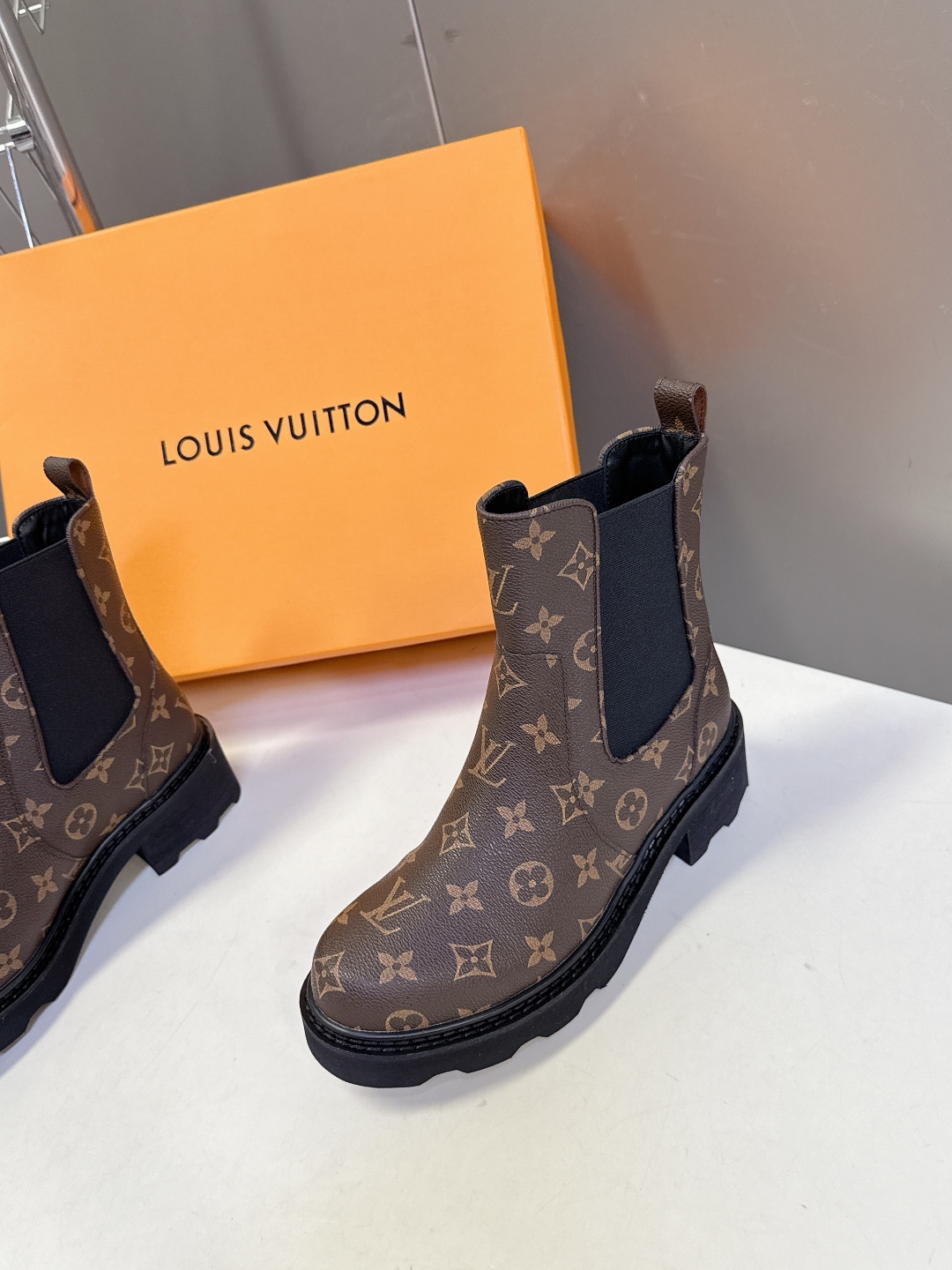 路易威登LOUIS VUITTON秋冬最新款马丁靴 超多明星时尚博主种草 原版一比一复刻打造 版型超级正