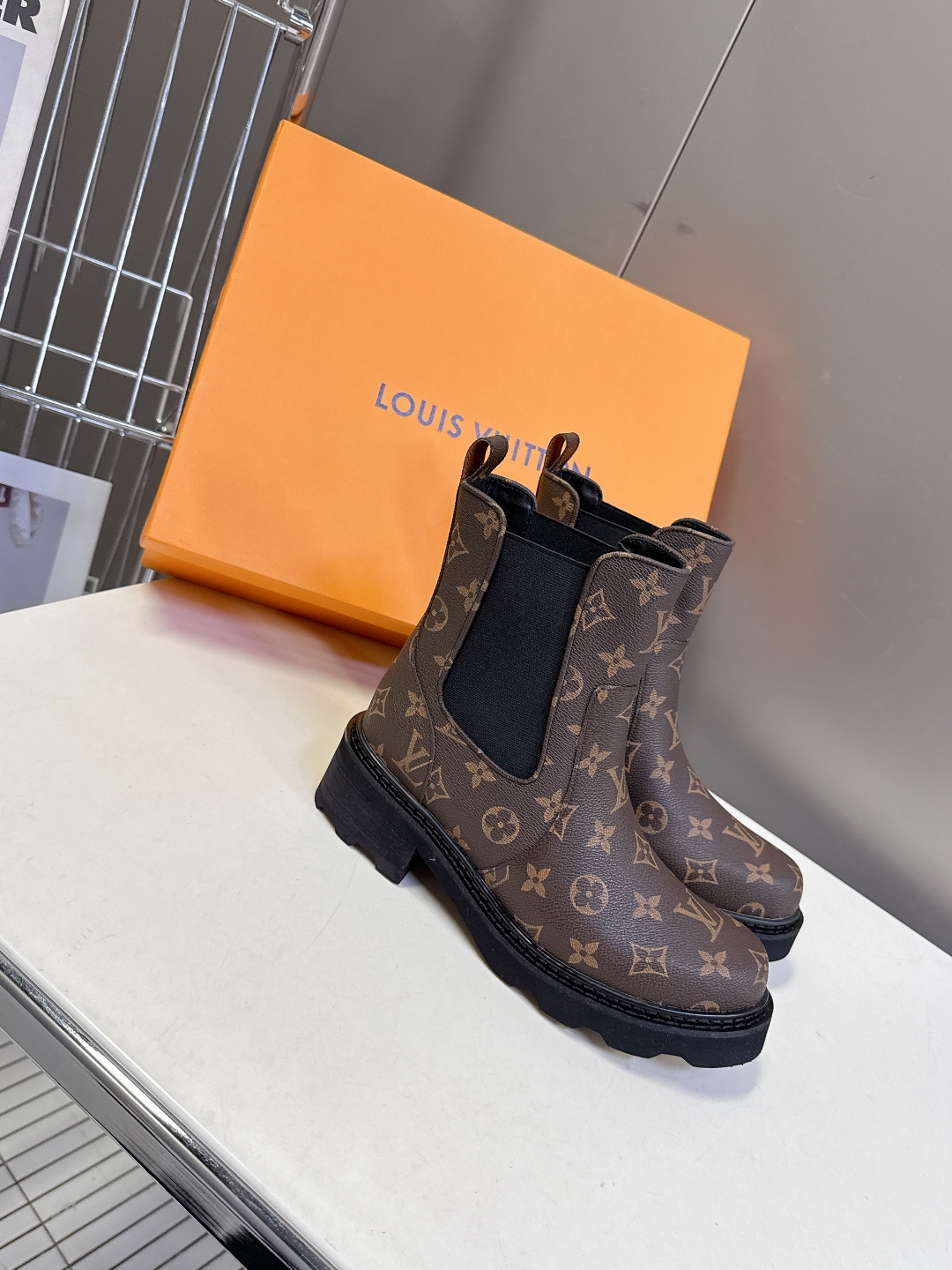 路易威登LOUIS VUITTON秋冬最新款马丁靴 超多明星时尚博主种草 原版一比一复刻打造 版型超级正