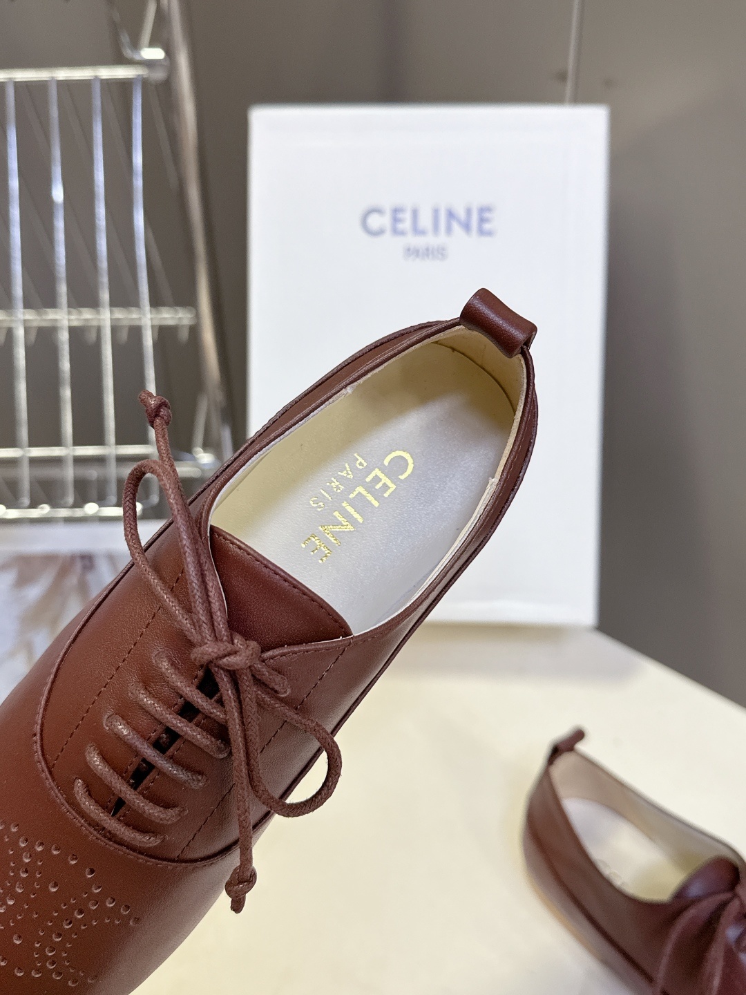 CELINE思琳最新走秀款芭蕾舞系带鞋 26春夏秀场出镜率最高的单品 以芭蕾的灵动意韵融于日常. 以现代