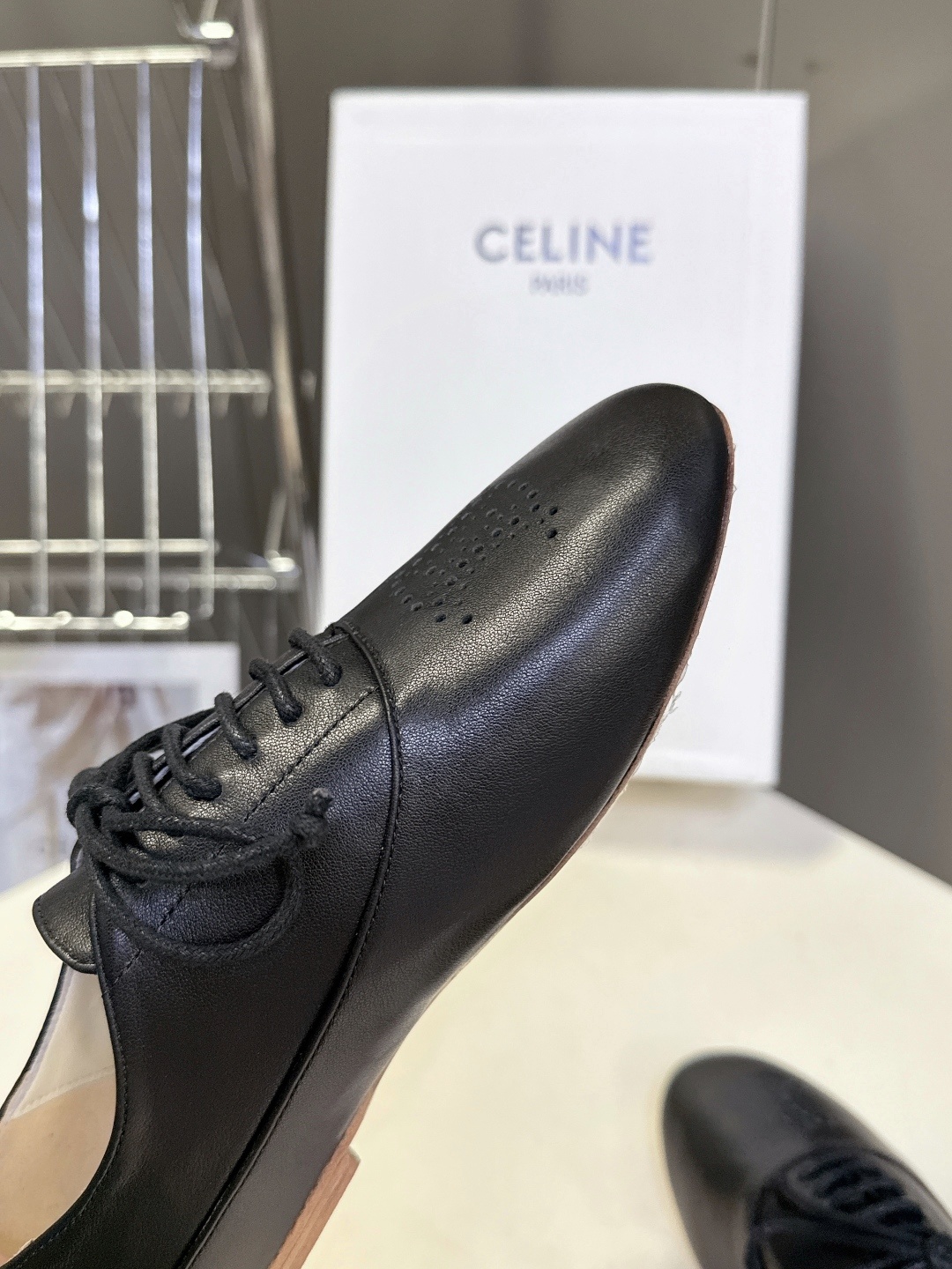 CELINE思琳最新走秀款芭蕾舞系带鞋 26春夏秀场出镜率最高的单品 以芭蕾的灵动意韵融于日常. 以现代