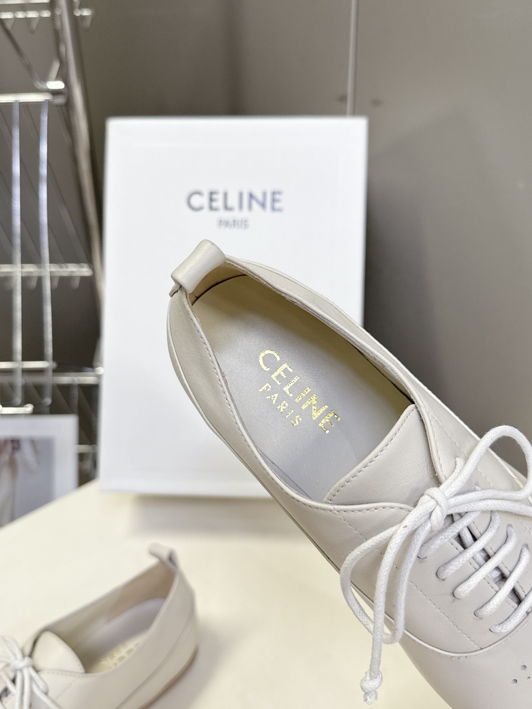 CELINE思琳最新走秀款芭蕾舞系带鞋 26春夏秀场出镜率最高的单品 以芭蕾的灵动意韵融于日常. 以现代