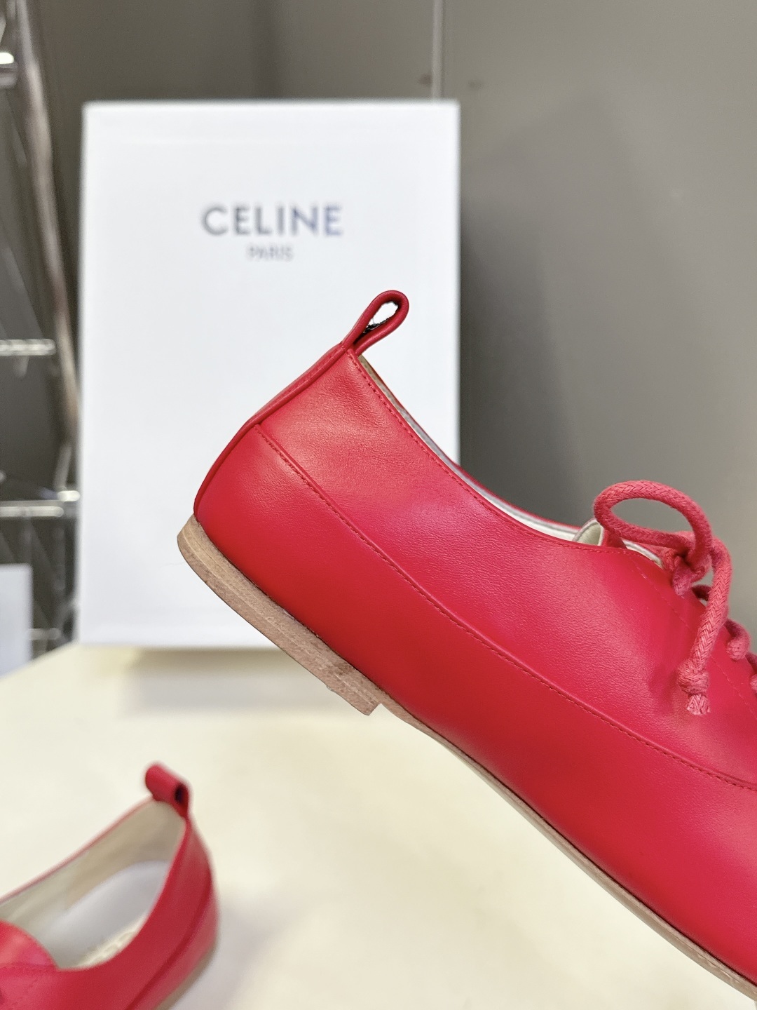 CELINE思琳最新走秀款芭蕾舞系带鞋 26春夏秀场出镜率最高的单品 以芭蕾的灵动意韵融于日常. 以现代