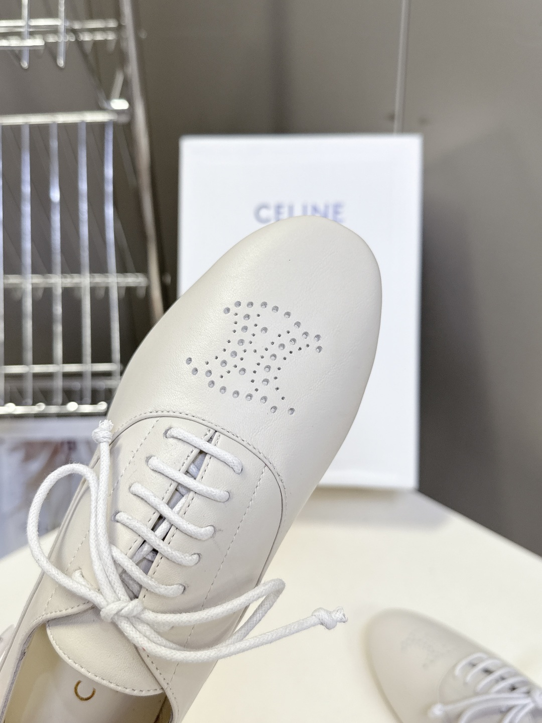 CELINE思琳最新走秀款芭蕾舞系带鞋 26春夏秀场出镜率最高的单品 以芭蕾的灵动意韵融于日常. 以现代