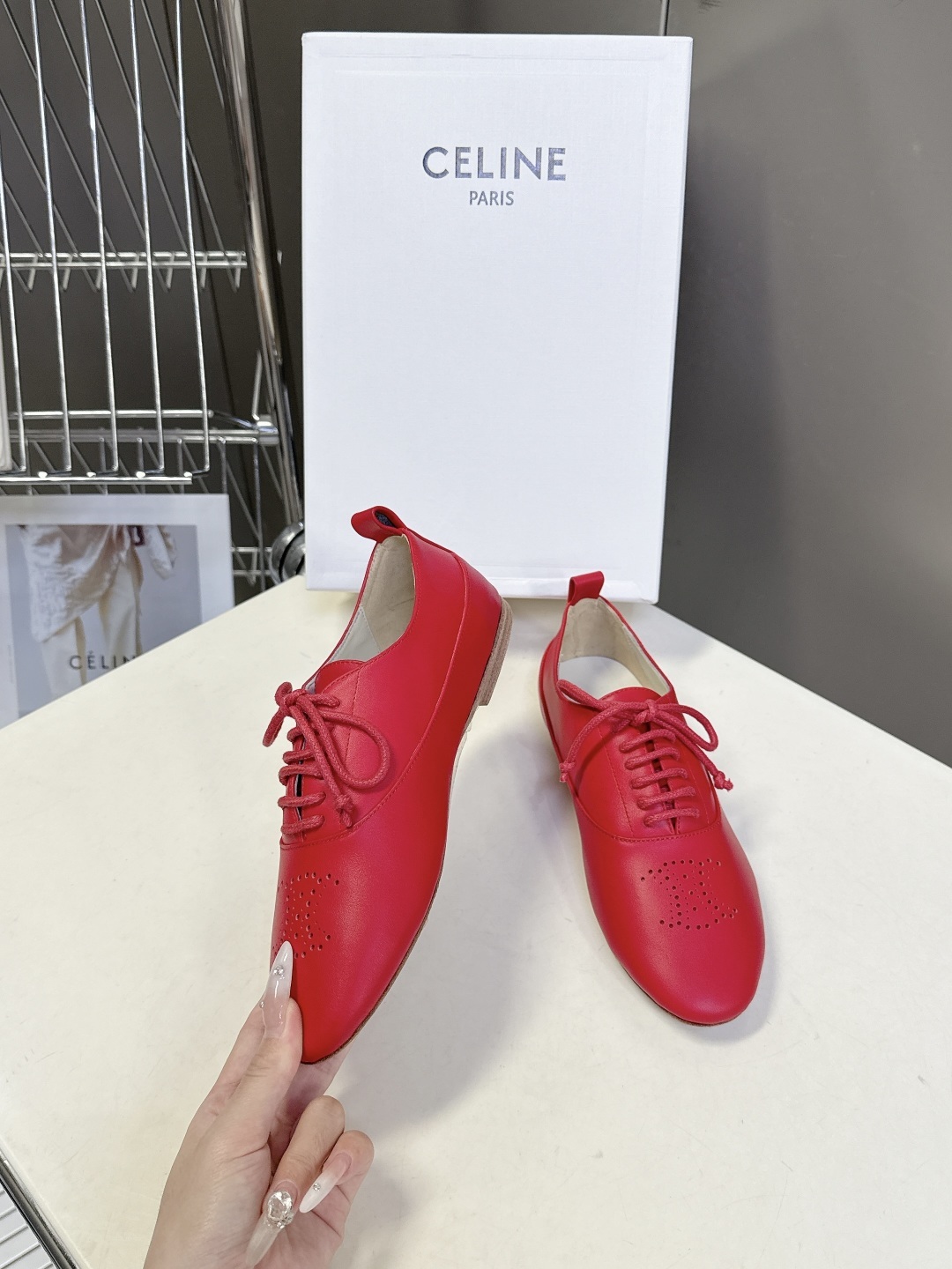 CELINE思琳最新走秀款芭蕾舞系带鞋 26春夏秀场出镜率最高的单品 以芭蕾的灵动意韵融于日常. 以现代