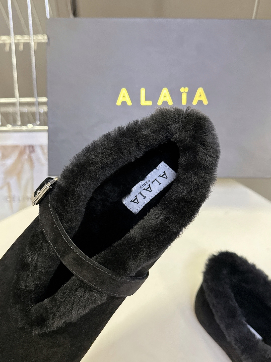 Alaia 阿莱亚秋冬走秀款平底玛丽珍毛毛鞋 章小蕙同款 甜酷仙女风 人气超高的一款毛里平底鞋,浪漫又迷