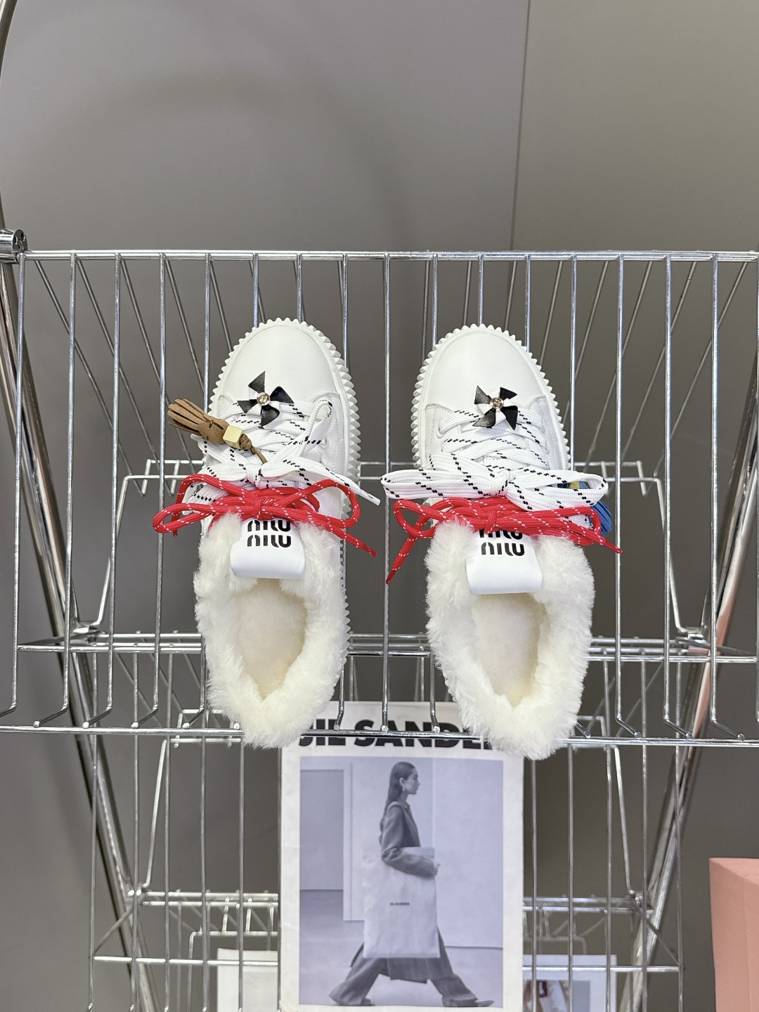 MiuMiu缪缪秋冬走秀款饼干鞋 厚底鞋 毛毛鞋 超多明星网红种草 简约的运动板鞋设计，极具辨识度的鞋舌