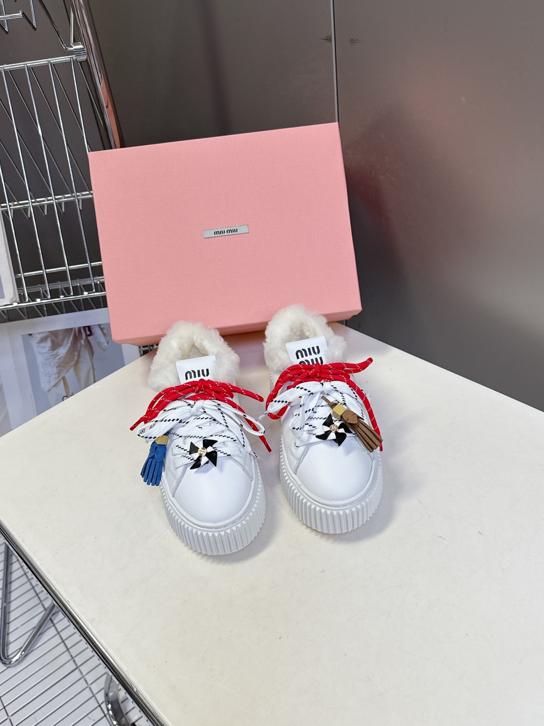 MiuMiu缪缪秋冬走秀款饼干鞋 厚底鞋 毛毛鞋 超多明星网红种草 简约的运动板鞋设计，极具辨识度的鞋舌