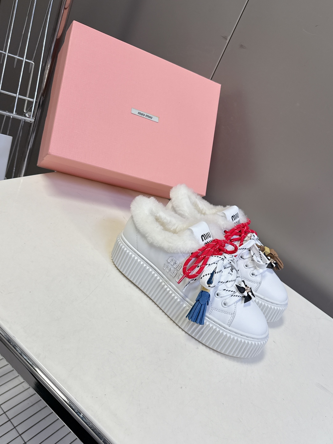 MiuMiu缪缪秋冬走秀款饼干鞋 厚底鞋 毛毛鞋 超多明星网红种草 简约的运动板鞋设计，极具辨识度的鞋舌