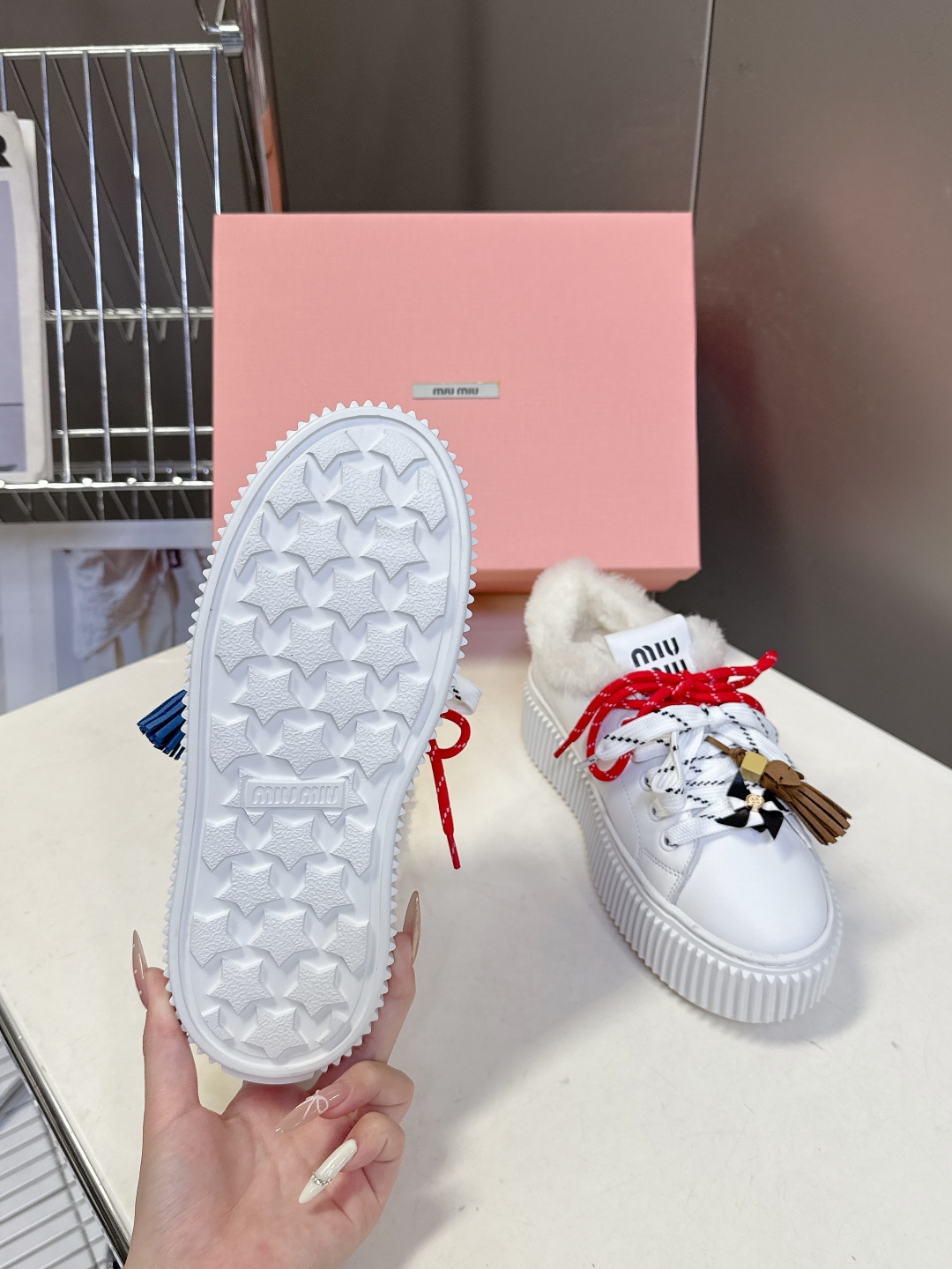 MiuMiu缪缪秋冬走秀款饼干鞋 厚底鞋 毛毛鞋 超多明星网红种草 简约的运动板鞋设计，极具辨识度的鞋舌