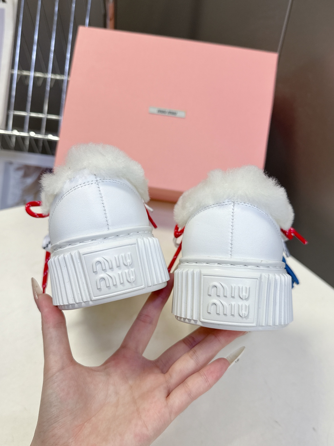 MiuMiu缪缪秋冬走秀款饼干鞋 厚底鞋 毛毛鞋 超多明星网红种草 简约的运动板鞋设计，极具辨识度的鞋舌