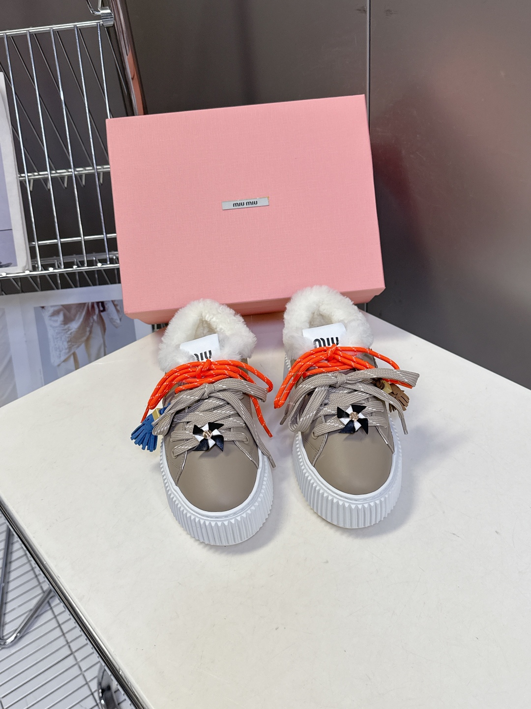 MiuMiu缪缪秋冬走秀款饼干鞋 厚底鞋 毛毛鞋 超多明星网红种草 简约的运动板鞋设计，极具辨识度的鞋舌